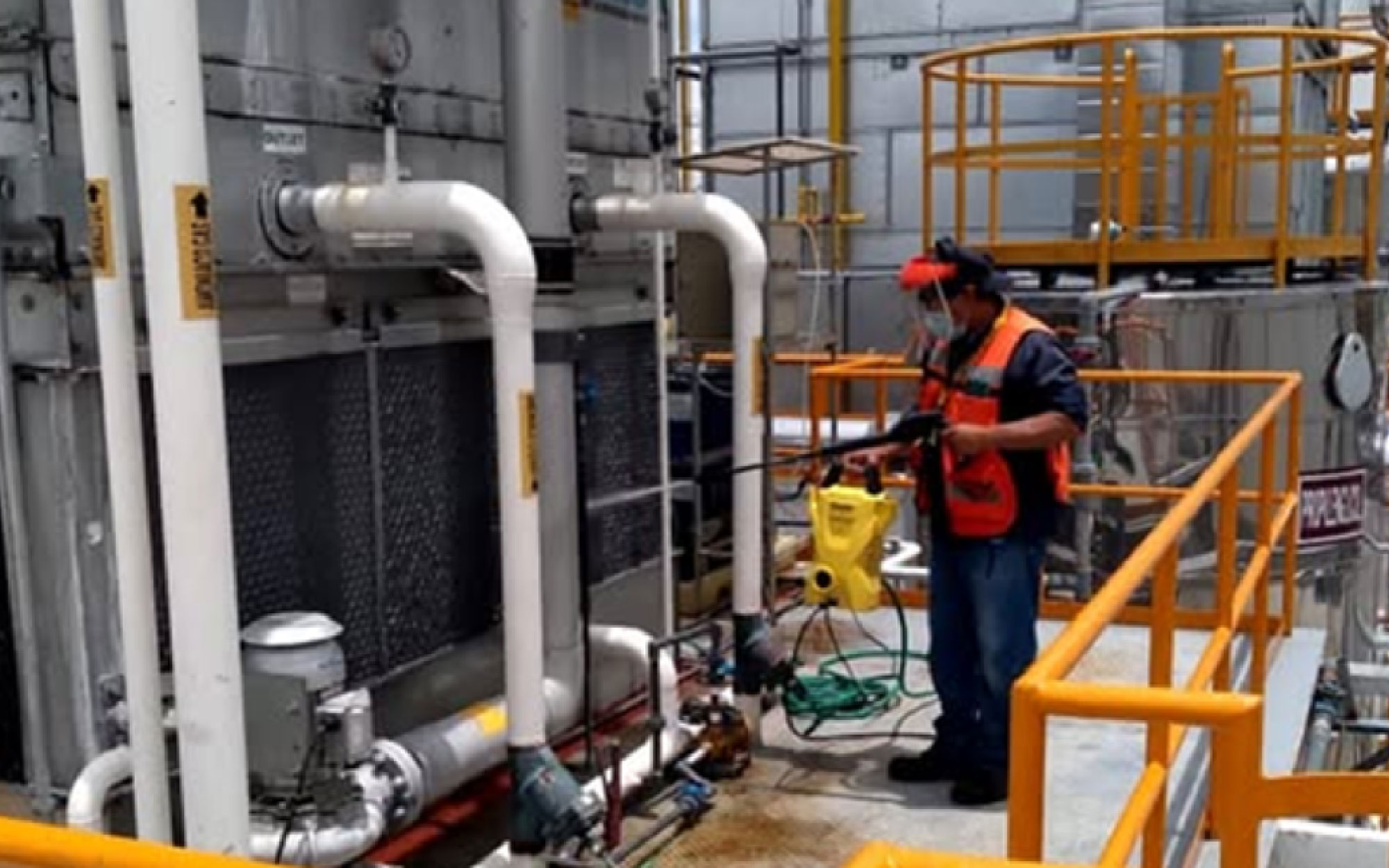 LIMPIEZA QUÍMICA DE CONDENSADORES EVAPORATIVOS: CLAVE PARA LA EFICIENCIA ENERGÉTICA Y LA CONFIABILIDAD OPERATIVA